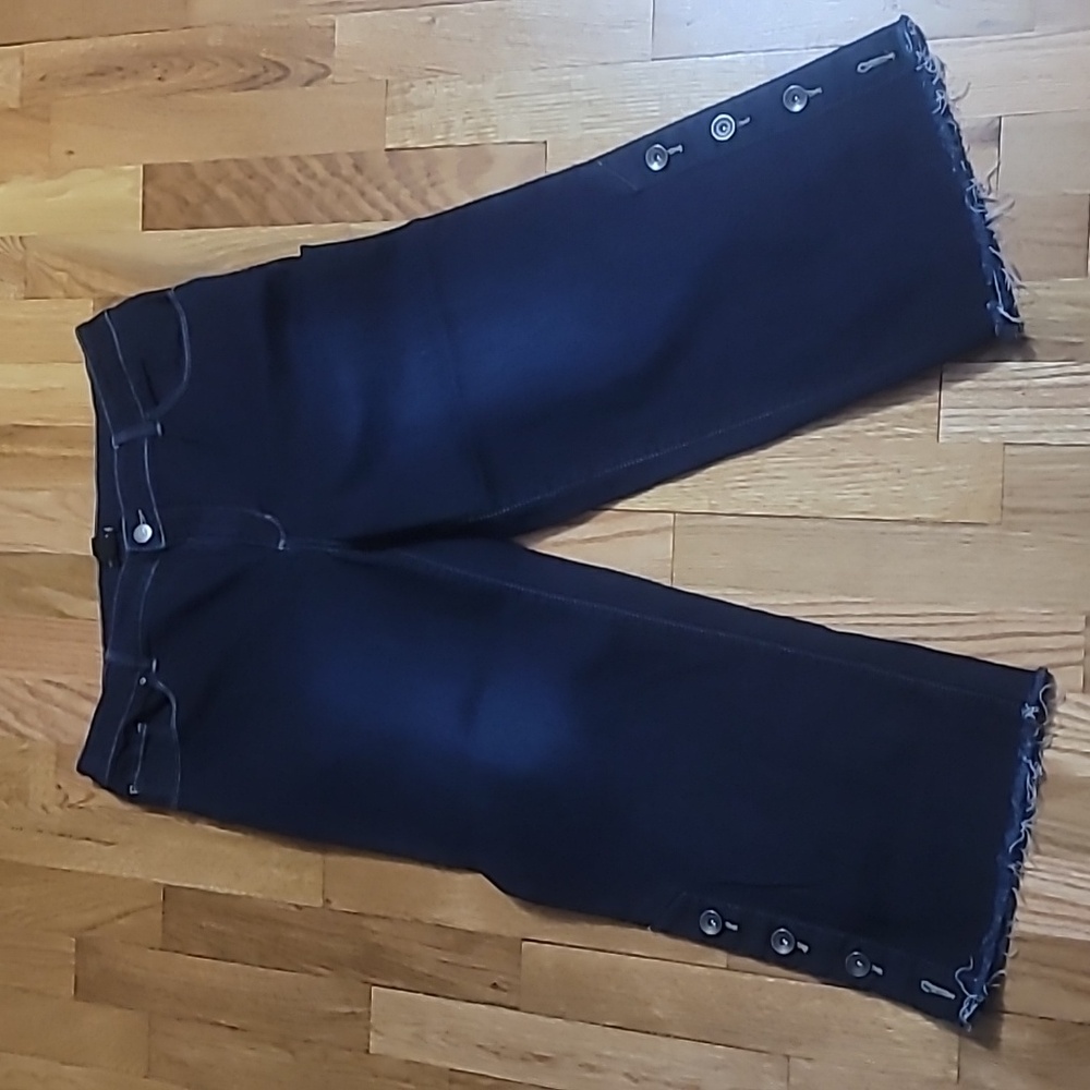 Susan Graver cropped jean w/frayed hem, buttoned leg - 14